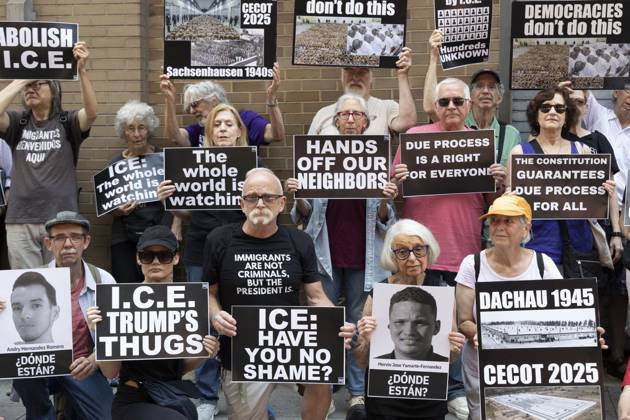 Bilder des Jahres 2025, News 06 Juni News Themen der Woche KW24 June 12, 2025, New York, New York, USA: Demonstrators with Rise and Resist hold signs that read ABOLISH I.C.E. The whole world is watching HANDS OFF OUR NEIGHBORS DUE PROCESS IS A RIGHT FOR EVERYONE THE CONSTITUTION GUARANTEES DUE PROCESS FOR ALL I.C.E. TRUMP S THUGS ICE: HAVE YOU NO SHAME? CECOT 2025 Sachsenhausen 1940s with images of prisoners in CECOT and people in the concentration camp DACHAU 1945 CECOT 2025 DONDE ESTAN? Andry Hernandez Romero Mervin Jose Yamarte-Fernandez with thier picture DEMOCRACIES don t do this for a peaceful vigil outside the entrances to a Federal Building in lower Manhattan housing Department of Homeland Security (DHS) offices and immigration court. Protesters call for U.S. Immigration - ZUMAr174 20250612_znp_r174_022 Copyright: xGinaxMxRandazzox