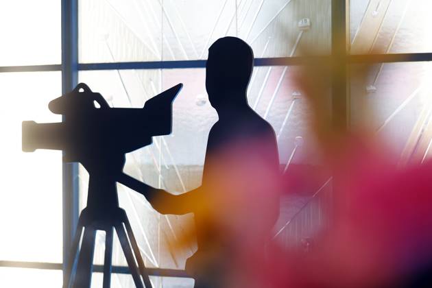 Deko zeig den Schattenriss eines Kameramanns beim Deutschen Kamerapreis 2025 im WDR Funkhaus. (Themenbild, Symbolbild) Köln, 13.06.2025 NRW Deutschland Copyright: xChristophxHardtx