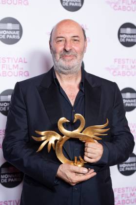 Cabourg XXX Photocall Cedric Klapisch is awarded the Swann of Honor during the 39th Cabourg Film Festival in Cabourg, France on June 13, 2025. Photo by Aurore Marechal ABACAPRESS.COM Cabourg France  Copyright: xMarechalxAurore ABACAx