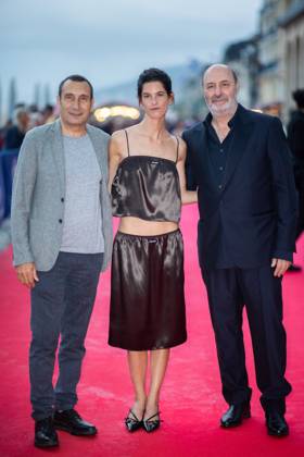 Cabourg Award Ceremony Red Carpet Zinedine Soualem, Suzanne Lindon and Cedric Klapisch attending the awards ceremony red carpet as part of the 39th Cabourg Film Festival in Cabourg, France on June 13, 2025. Photo by Aurore Marechal ABACAPRESS.COM Cabourg France  Copyright: xMarechalxAurore ABACAx