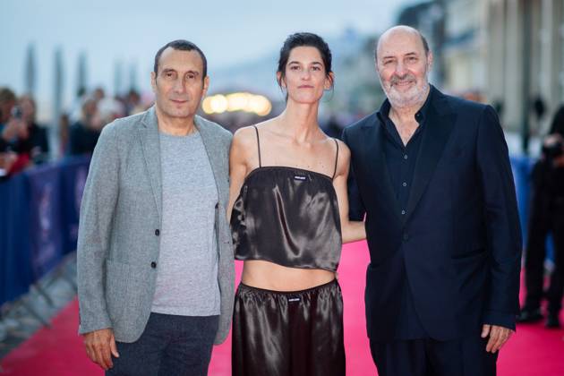 Cabourg Award Ceremony Red Carpet Zinedine Soualem, Suzanne Lindon and Cedric Klapisch attending the awards ceremony red carpet as part of the 39th Cabourg Film Festival in Cabourg, France on June 13, 2025. Photo by Aurore Marechal ABACAPRESS.COM Cabourg France  Copyright: xMarechalxAurore ABACAx