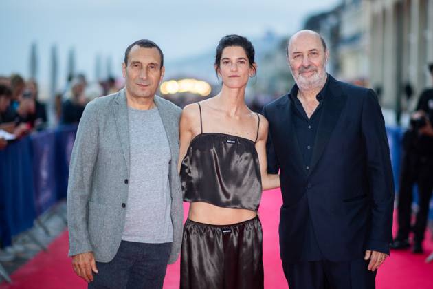 Cabourg Award Ceremony Red Carpet Zinedine Soualem, Suzanne Lindon and Cedric Klapisch attending the awards ceremony red carpet as part of the 39th Cabourg Film Festival in Cabourg, France on June 13, 2025. Photo by Aurore Marechal ABACAPRESS.COM Cabourg France  Copyright: xMarechalxAurore ABACAx
