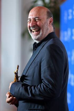 39th Cabourg Film Festival Cedric Klapisch is awarded the Swann of Honor during Day Three of the 39th Cabourg Film Festival on June 13, 2025 in Cabourg, France. Photo by Franck Castel ABACAPRESS.COM Cabourg France  Copyright: xCastelxFranck ABACAx