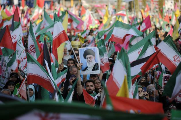 Bilder des Jahres 2025, News 06 Juni News Themen der Woche KW24 News Bilder des Tages Protest in Tehran against Israel s attacks on Iran TEHRAN, IRAN – JUNE 14: Demonstrators take part in anti-Israel and anti-U.S. demonstrations after Ghadir Khumm celebrations turned into protest marches in response to Israeli attacks on June 14, 2025, in Tehran, Iran. Marchers gathered at Enghelab Square after walking from Azadi and Imam Hussein Squares, chanting slogans such as Revenge, revenge, and calling for stronger retaliation against Israel. Protesters held Iranian flags and carried posters of Supreme Leader Ayatollah Ali Khamenei. Fatemeh Bahrami Anadolu Tehran Iran. Editorial use only. Please get in touch for any other usage.  Copyright: x2025xAnadoluxFatemehxBahramix