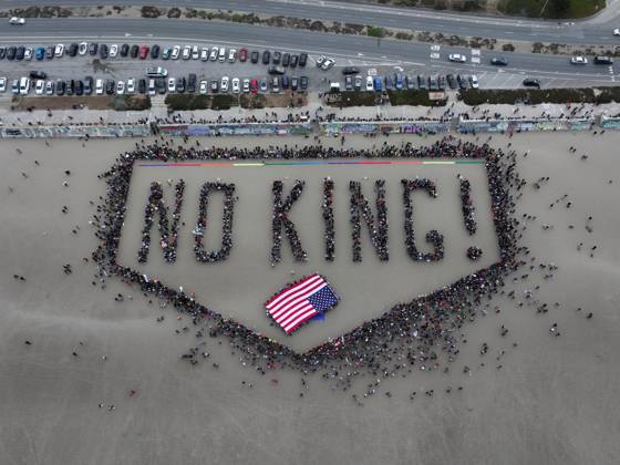 Bilder des Jahres 2025, News 06 Juni News Themen der Woche KW24 News Bilder des Tages NO KINGS Human Banner at San Francisco s Ocean Beach SAN FRANCISCO, CALIFORNIA - JUNE 14: Massive crowd gathered at the Ocean Beach of Pacific Ocean to protest ICE (U.S. Immigration and Customs Enforcement) in San Francisco, California on June 14, 2025 amid protests over immigration raids. Tayfun Coskun Anadolu California United States. Editorial use only. Please get in touch for any other usage.  Copyright: x2025xAnadoluxTayfunxCoskunx