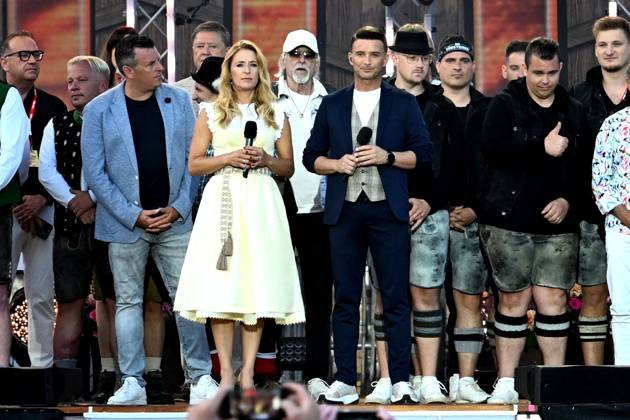 14.06.2025 - Bad Kleinkirchheim St. Oswald am Hoferriegel in Österreich (AUT) - Wenn die Musi spielt Open Air 2025 - Stefanie Hertel und Marco Ventre am Anfang der Veranstaltung,
