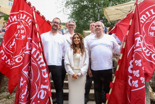Bilder des Jahres 2025, Entertainment 06 Juni Entertainment Themen der Woche KW24 Entertainment Bilder des Tages Eva Longoria, who came to film her cooking show CNN in the region, greeted the Jurats of Saint Emilion as they passed by, during the spring festival Eva Longoria, who came to film her cooking show CNN in the region, greeted the Jurats of Saint Emilion as they passed by, during the spring festival, on June 15, 2025 The American actress was invited to enter the monolithic Church where the enthronement of actor R Personnaz, screenwriter M Delaporte, de lancien footballeur Rai et du comédien P Mille Jean Marc Lhomer Bestimage Eva Longoria, who came to film her cooking show CNN in the region, greeted the Jurats of Saint Emilion as they passed through, during the spring festival, on June 15, 2025 The American actress was invited to enter the Mon Copyright: xJean-MarcxLhomerx xBestimagexJean-MarcxLhomerx xBestimagex