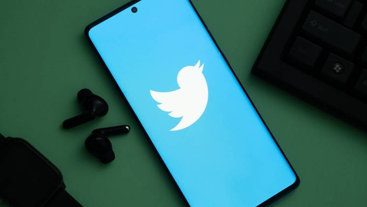 Dhaka, Bangladesch, 24. Mai 2025: Twitter-Logo auf einem Smartphone mit blauem Bildschirm, neben schwarzen Ohrhörern und Tastatur. Dhaka, Bangladesh 24 May 2025:Twitter logo on smartphone with blue screen, seen alongside black earbuds and keyboard. (License=RM) Copyright: xZoonar.com Md.MamunxMiahx 23551442