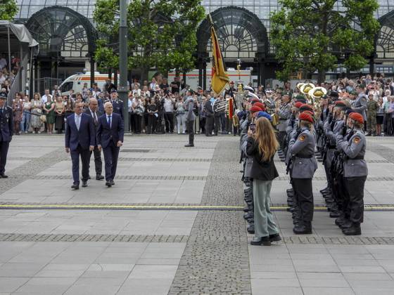 Bilder des Jahres 2025, News 06 Juni Boris Pistorius Bundesverteidigungsminister SPD befoerdert Soldaten mit Peter Tschentscher SPD Hamburgs erster Buergermeister Erster Veteranentag am 15. Juni 2025 mit militärischem Appell auf dem Rathausmarkt Der Veteranentag wurde vom Deutschen Bundestag als offizieller Gedenktag beschlossen und wird jährlich am 15. Juni begangen. Hamburgs Erster Bürgermeister Dr. Peter Tschentscher dankt im Rahmen des militärischen Appells zur Leutnantsbeförderung der Helmut Schmidt Universität Universität der Bundeswehr (HSU) gemeinsam mit Verteidigungsminister Boris Pistorius den Veteranen der Bundeswehr für ihren Dienst für Deutschland.Veteran ist, wer in der Bundeswehr dient oder gedient hat und nicht unehrenhaft entlassen wurde. Dies betr