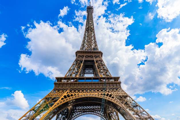 Eiffelturm gegen hellblauen Himmel mit Wolken Eiffel Tower Against Bright Blue Sky with Clouds (License=RF) Copyright: xZoonar.com natatravelx 23564967