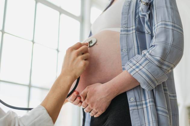 Arzt untersucht schwangere Frau hält Stethoskop in der Nähe von großen Bauch hören Baby Herzschlag. Gynäkologe Arzt Beratung Patientin über Schwangerschaft im Krankenhaus Büro. Besuch beim Arzt medizinischen Checkup. Arzt untersucht schwangere Frau hält Stethoskop in der Nähe von großen Bauch hören Baby Herzschlag. Gynäkologe Arzt Beratung Patientin über Schwangerschaft im Krankenhaus Büro. Besuch beim Arzt medizinischen Checkup. (License=RF) ,model released, Symbolfoto Copyright: xZoonar.com IuliiaxZavalishinax 23567717 ,model released, Symbolfoto ,property released