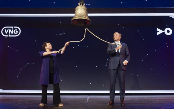 Bilder des Jahres 2025, Entertainment 06 Juni Entertainment Themen der Woche KW25 Entertainment Bilder des Tages EINDHOVEN - King Willem-Alexander and chairman Sharon Dijksma during the opening of the 100th VNG Annual Conference in Brainport Eindhoven. During this anniversary edition with the theme Together we make the future attention will be paid to the question of how municipalities can strengthen each other and find innovative solutions for the major social tasks. ANP JEROEN JUMELET netherlands out - belgium out  Copyright: xx x530044004x originalFilename: 530044004.jpg