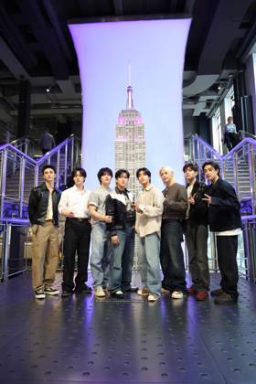 South Korean group Stray Kids participates in the lighting ceremony of the Empire State Building South Korean boy band Stray Kids participates in the lighting ceremony of the Empire State Building, in partnership with the organization Musicians On Call, this Monday (16), in New York. The building was lit up in burgundy to celebrate the healing power of music. June 16, 2025 NEW YORK NEW YORK UNITED OF AMERICA Copyright: xVANESSAxCARVALHOx