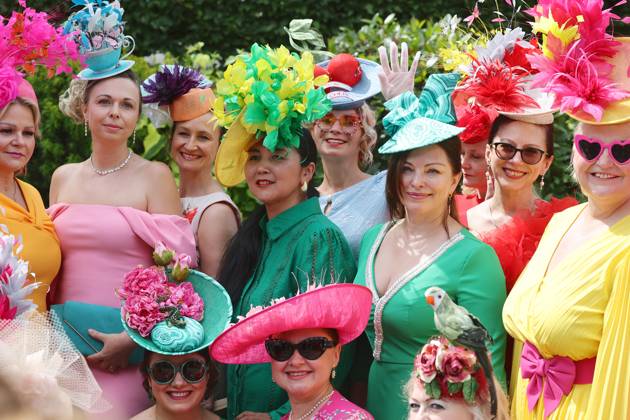17.06.2025, Ascot, Windsor, GBR - Fashion: Women with hats at the racecourse. Ascot racecourse. (Zuschauer, Besucher, Publikum, Mode, modisch, Eleganz, elegant, Huete, Frauen, Gruppe, bunt, farbig) 250617D501ROYAL_ASCOT