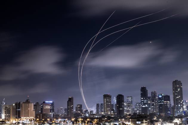 Bilder des Jahres 2025, News 06 Juni News Themen der Woche KW25 News Bilder des Tages Iran continues to launch missiles towards Israel TEL AVIV, ISRAEL - JUNE 17: Iran s ongoing retaliatory attacks with ballistic missiles towards Israel are seen from Tel Aviv, Israel on June 17, 2025. Iran has resumed ballistic missile operations in response to Israeli attacks. Mostafa Alkharouf Anadolu Tel Aviv Israel. Editorial use only. Please get in touch for any other usage.  Copyright: x2025xAnadoluxMostafaxAlkharoufx