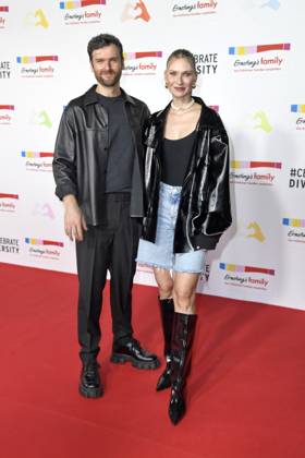 Daniel Grunenberg und Carolin Niemczyk (Band Glasperlenspiel) beim Ernsting™s family Mode Empfang unter dem inspirierenden Motto CELEBRATE DIVERSITY im Riverside Hotel in Hamburg am 17.06.2025