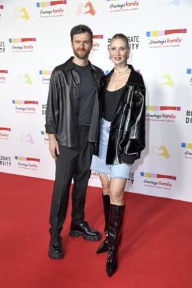 Daniel Grunenberg und Carolin Niemczyk (Band Glasperlenspiel) beim Ernsting™s family Mode Empfang unter dem inspirierenden Motto CELEBRATE DIVERSITY im Riverside Hotel in Hamburg am 17.06.2025