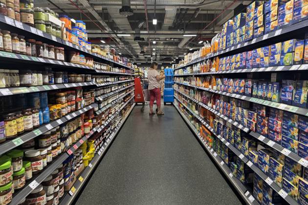VERBRAUCHERPREISE: Inflation in Deutschland Eine Frau beim Einkaufen in einem Supermarkt, Preisschild,Preisaushang,Kuehltheke, Einkaufswagen, Einkauf,Inflation,Verbraucherpreise,Teuerung,