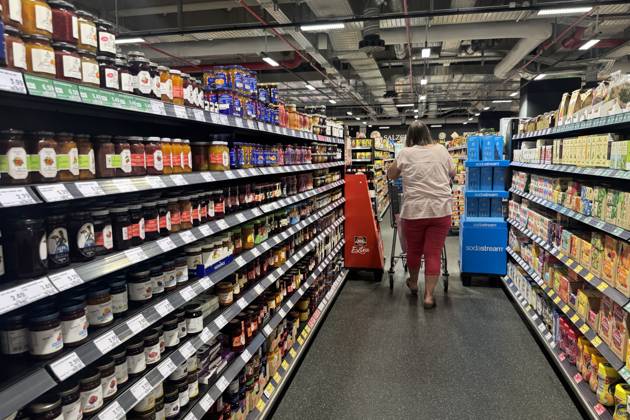 VERBRAUCHERPREISE: Inflation in Deutschland Eine Frau beim Einkaufen in einem Supermarkt, Preisschild,Preisaushang,Kuehltheke, Einkaufswagen, Einkauf,Inflation,Verbraucherpreise,Teuerung,