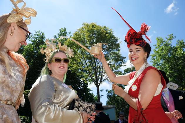 18.06.2025, Ascot, Windsor, GBR - Fashion: Women with hats at the racecourse. Ascot racecourse. (Zuschauer, Besucher, Publikum, Fashion, Mode, modisch, Frauen, Eleganz, elegant, Hut, High Society, Gesellschaft, Mensch, Person, weiblich, feminin, Kopfbedeckung, extravagant, Skurriles, skurril, Gieskanne, lustig, witzig, Witz, Humor) 250618D509ROYAL_ASCOT