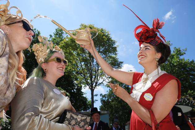 18.06.2025, Ascot, Windsor, GBR - Fashion: Women with hats at the racecourse. Ascot racecourse. (Zuschauer, Besucher, Publikum, Fashion, Mode, modisch, Frauen, Eleganz, elegant, Hut, High Society, Gesellschaft, Mensch, Person, weiblich, feminin, Kopfbedeckung, extravagant, Skurriles, skurril, Gieskanne, lustig, witzig, Witz, Humor) 250618D508ROYAL_ASCOT