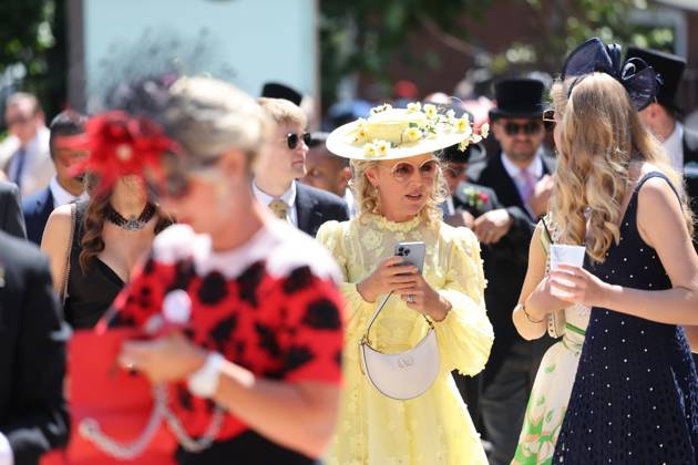 18.06.2025, Ascot, Windsor, GBR - Fashion: Women with hats at the racecourse. Ascot racecourse. (Zuschauer, Besucher, Publikum, Fashion, Mode, modisch, Frauen, Eleganz, elegant, Hut, High Society, Gesellschaft, Mensch, Person, weiblich, feminin, Kopfbedeckung) 250618D512ROYAL_ASCOT