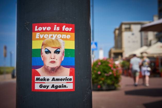 Bilder des Jahres 2025, News 06 Juni News Themen der Woche KW25 News Bilder des Tages NOORDWIJK - Small protest on one of the lampposts in Noordwijk with stickers Make America gay again ahead of the NATO summit. ANP PHIL NIJHUIS netherlands out - belgium out  Copyright: xx x530103935x originalFilename: 530103935.jpg