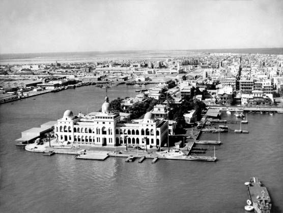 Suezkrise 1956 1. Januar 1956 Port Said, Ägypten Die Suezkrise, auch Suez-Sinai-Krieg genannt, war die Auseinandersetzung zwischen Israel und Ägypten Ende Oktober und Anfang November 1956, die zur Besetzung der Sinai-Halbinsel durch Israel führte und die seit Jahren schwelenden Spannungen in den arabisch-israelischen Beziehungen auf den Höhepunkt brachte. IM BILD: Verwaltungsgebäude der Suez Company vor Ausbruch der Suezkrise. Port Said Egypt Copyright: xUnitedxArchivesx xkpaxKeystonex 19560101_nin_k09_867