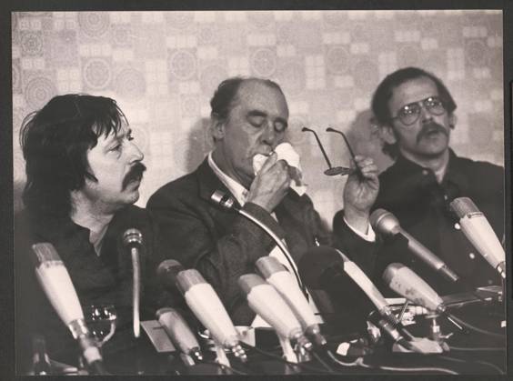 Köln: Wolf Biermann Köln - Liedermacher Wolf Biermann, Schriftsteller Heinrich Böll und Journalist Günter Wallraff (v.l.n.r.) auf einer Pressekonferenz am 19. November 1976, drei Tage nach Wolf Biermanns Ausbürgerung. Köln Deutschland