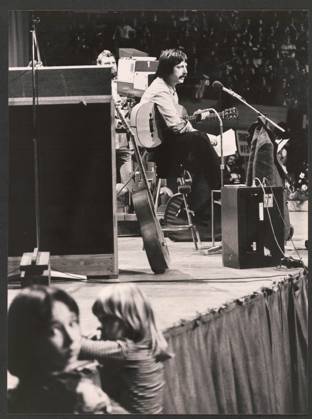 Wolf Biermann 13. 11. 1976 - Konzert von Wolf Biermann in der Kölner Sporthalle - Kurz vor seinem 40. Geburtstag erhält der DDR-Liedermacher Wolf Biermann nach elf Jahren Auftrittsverbot in der DDR überraschend ein Visum für eine Tournee durch die Bundesrepublik. Die IG Metall hat ihn nach Köln eingeladen, wo am 13. November 1976 das erste Konzert stattfindet. Der Liederabend, der vom WDR-Hörfunk live übertragen wird steht unter dem Motto: Ich möchte am liebsten weg sein - und bleibe am liebsten hier. Biermann singt nicht nur, sondern nimmt auch ausführlich politisch Stellung. Er bekennt sich zu einem demokratischen Kommunismus und kritisiert die DDR, die diesem Ideal nicht entspreche. - Drei Tage nach dem Konzert beschließt das Copyright: xUnitedxArchivesx xGrevenStiftungx xKölnischexRundschaux xJochenxDziedzic KR_01_0000762_r EDITORIAL USE ONLY
