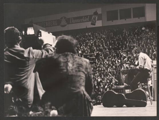 Wolf Biermann 13. 11. 1976 - Konzert von Wolf Biermann in der Kölner Sporthalle - Kurz vor seinem 40. Geburtstag erhält der DDR-Liedermacher Wolf Biermann nach elf Jahren Auftrittsverbot in der DDR überraschend ein Visum für eine Tournee durch die Bundesrepublik. Die IG Metall hat ihn nach Köln eingeladen, wo am 13. November 1976 das erste Konzert stattfindet. Der Liederabend, der vom WDR-Hörfunk live übertragen wird steht unter dem Motto: Ich möchte am liebsten weg sein - und bleibe am liebsten hier. Biermann singt nicht nur, sondern nimmt auch ausführlich politisch Stellung. Er bekennt sich zu einem demokratischen Kommunismus und kritisiert die DDR, die diesem Ideal nicht entspreche. - Drei Tage nach dem Konzert beschließt das Copyright: xUnitedxArchivesx xGrevenStiftungx xKölnischexRundschaux xJochenxDziedzic KR_01_0000791_r EDITORIAL USE ONLY