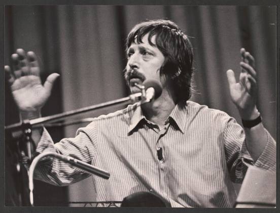 Wolf Biermann 13. 11. 1976 - Konzert von Wolf Biermann in der Kölner Sporthalle - Kurz vor seinem 40. Geburtstag erhält der DDR-Liedermacher Wolf Biermann nach elf Jahren Auftrittsverbot in der DDR überraschend ein Visum für eine Tournee durch die Bundesrepublik. Die IG Metall hat ihn nach Köln eingeladen, wo am 13. November 1976 das erste Konzert stattfindet. Der Liederabend, der vom WDR-Hörfunk live übertragen wird steht unter dem Motto: Ich möchte am liebsten weg sein - und bleibe am liebsten hier. Biermann singt nicht nur, sondern nimmt auch ausführlich politisch Stellung. Er bekennt sich zu einem demokratischen Kommunismus und kritisiert die DDR, die diesem Ideal nicht entspreche. - Drei Tage nach dem Konzert beschließt das Copyright: xUnitedxArchivesx xGrevenStiftungx xKölnischexRundschaux xJochenxDziedzic KR_01_0000795_r EDITORIAL USE ONLY