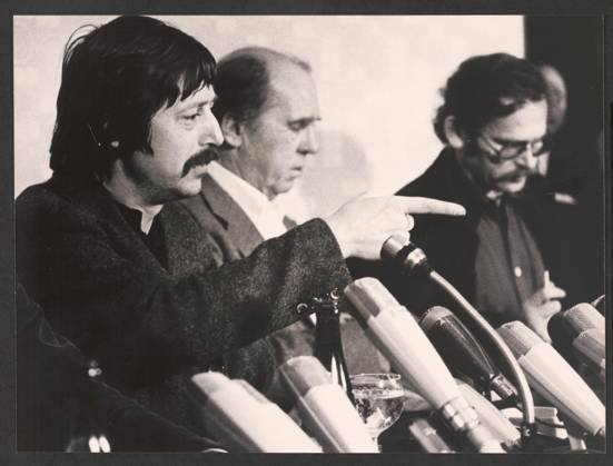 Köln: Wolf Biermann Köln - Liedermacher Wolf Biermann, Schriftsteller Heinrich Böll und Journalist Günter Wallraff (v.l.n.r.) auf einer Pressekonferenz am 19. November 1976, drei Tage nach Wolf Biermanns Ausbürgerung. Köln Deutschland