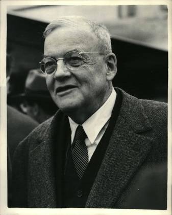 US-Politik Regierung 1. August 1956 - Suezkanal-Krise. Mr. Dulles kommt in London an. US-Außenminister John Foster Dulles traf heute Morgen am Londoner Flughafen ein. Er trifft sich mit Mitgliedern der britischen und französischen Regierung, um Maßnahmen zur Bekämpfung der Suezkanal-Aneignung durch Oberst Nasser zu besprechen. Keystone-Fotos: John Foster Dulles spricht heute Morgen bei seiner Ankunft am Londoner Flughafen mit der Presse. Copyright: xUnitedxArchivesx xkpaxKeystonex 19560801_baf_k09_001