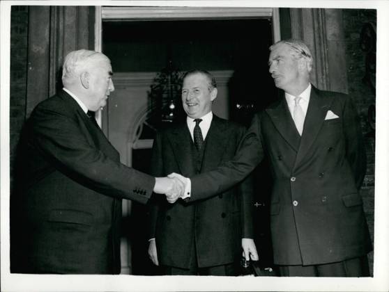 Vereinigtes Königreich Irland 8. August 1956 – Suezkrise: Premierminister trifft sich in Downing Street Nr. 10. Herr Mezies, Selwyn Lloyd und Sir Anthony Eden. Der Premierminister hielt heute Morgen ein Treffen in Downing Street Nr. 10 ab, an dem einige der wichtigsten Delegierten der Suezkanal-Konferenz teilnahmen. Keystone-Foto zeigt: Robert Menzies, der australische Premierminister, schüttelt Sir Anthony Eden nach dem Treffen heute Morgen die Hand, während Selwyn Lloyd zusieht. Copyright: xUnitedxArchivesx xkpaxKeystonex 19560808_baf_k09_156