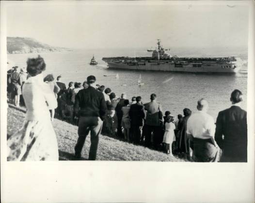 Kategorisiert werden 8. August 1956 – Weitere Truppen brechen in das Krisengebiet des Suezkanals auf. HMS Ocean in Plymouth: Das Foto zeigt die Ansicht des Flugzeugträgers HMS Ocean, als er gestern Plymouth – mit weiteren Truppen und Vorräten an Bord – in Richtung des Krisengebiets des Suezkanals verließ. Copyright: xUnitedxArchivesx xkpaxKeystonex 19560808_baf_k09_237