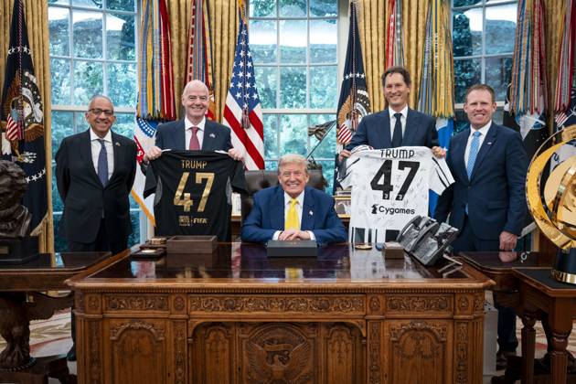 Bilder des Jahres 2025, News 06 Juni News Themen der Woche KW25 News Bilder des Tages President Trump Holds a Meeting with Members of the Juventus Soccer Club President Donald Trump poses with FIFA president Giani and members of the Juventus Football Club team in the Oval Office, Wednesday, June, 18, 2025. (POOL Photo by Doug Mills The New York Times Washington DC United States  Copyright: xPool ABACAx