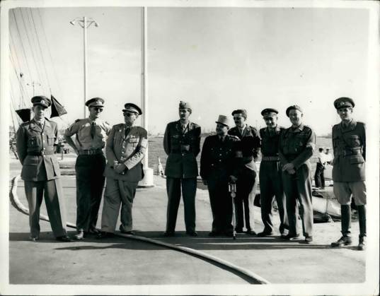 Afrika Ägypten 11. November 1956 – UN-Beobachter treffen in Port Said ein und beobachten das Waffenstillstandsabkommen: UN-Beobachter aus zahlreichen Ländern trafen mit Landungsbooten in Port Said ein. Sie waren gekommen, um das Waffenstillstandsabkommen zwischen anglo-französischen und ägyptischen Streitkräften zu beobachten. Foto: Nach ihrer Ankunft in Port Said fuhren sie zum alliierten Hauptquartier im Suez House. Dort trafen sie auf das Kommando der Task Force, General Sir Hugh Stockwell. Hier sind die Beobachter – mit dem Kanal. Copyright: xUnitedxArchivesx xkpaxKeystonex 19561111_baf_k09_072