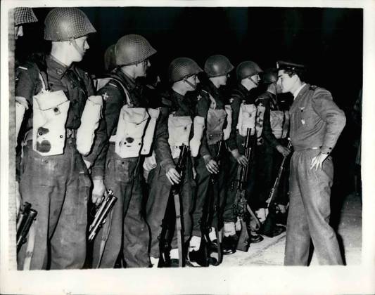Bewegungen Organisationen 11. November 1956 – Das erste Kontingent der UNO-Polizei trifft aus Dänemark in Italien ein – auf dem Weg nach Ägypten. Das erste Kontingent der UNO-Polizei traf am Flughafen Neapel ein – aus Dänemark kommend – auf dem Weg zum Sues-Kanal, um dort die Kontrolle von den britischen und französischen Streitkräften zu übernehmen. Das Foto zeigt Mitglieder des Kontingents – das aus Dänemark kommt –, die bei der Ankunft am Flughafen Neapel von einem italienischen Piloten begrüßt werden. Copyright: xUnitedxArchivesx xkpaxKeystonex 19561111_baf_k09_075