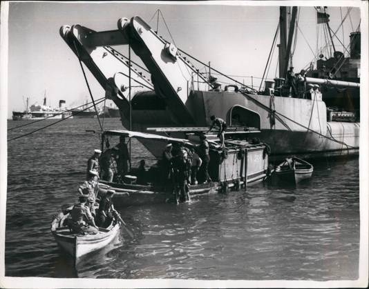 Boote Segeln Schiffe 11. November 1956 – Die Krise im Nahen Osten Ö Marinetaucher bei der Arbeit, um die Blockschiffe im Kanal zu räumen: Das Foto zeigt einen Marinetaucher von einem der Bergungsschiffe, der hinuntergeht, um mit der Räumung der gesunkenen Blockschiffe im Suezkanal zu beginnen. Copyright: xUnitedxArchivesx xkpaxKeystonex 19561111_baf_k09_148