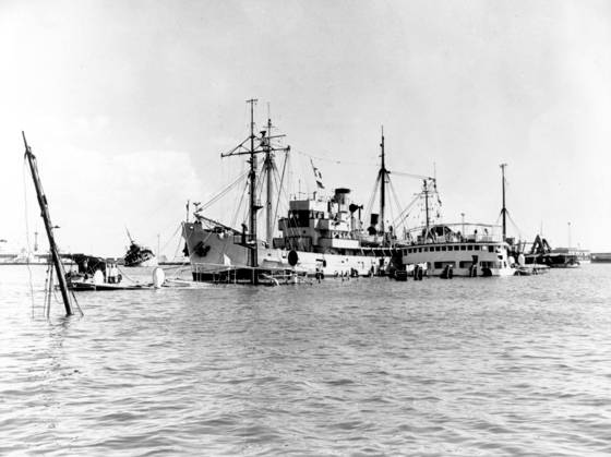 Die Suezkrise 12. November 1956 Port Said, Ägypten Die Suezkrise, auch Suez-Sinai-Krieg genannt, war die israelisch-ägyptische Auseinandersetzung Ende Oktober Anfang November 1956, die zur Flucht eines Großteils der ägyptischen Armee und zur israelischen Besetzung der Sinai-Halbinsel führte. Sie spitzte die seit Jahren schwelenden Spannungen in den arabisch-israelischen Beziehungen zu. BILD: Das Ende der Suezkrise die während des Krieges von Ägypten versenkten Schiffe. Port Said Egypt Copyright: xUnitedxArchivesx xkpaxKeystonex 19561112_nin_k09_864