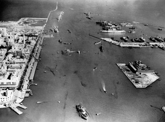 Die Suezkrise 19. November 1956 Port Said, Ägypten Die Suezkrise, auch Suez-Sinai-Krieg genannt, war die israelisch-ägyptische Auseinandersetzung Ende Oktober Anfang November 1956, die zur Flucht eines großen Teils der ägyptischen Armee und zur israelischen Besetzung der Sinai-Halbinsel führte. Sie spitzte die seit Jahren schwelenden Spannungen in den arabisch-israelischen Beziehungen zu. BILD: Luftaufnahme des Suezkanals während der Krise. Port Said Egypt Copyright: xUnitedxArchivesx xkpaxKeystonex 19561119_nin_k09_868