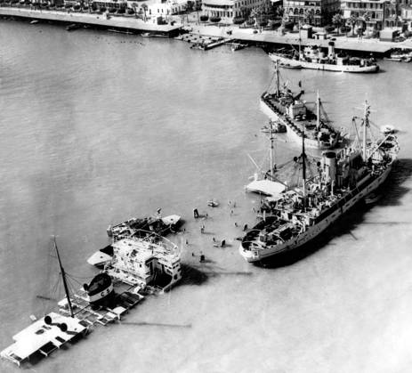 Die Suezkrise 19. November 1956 Port Said, Ägypten Die Suezkrise, auch Suez-Sinai-Krieg genannt, war die israelisch-ägyptische Auseinandersetzung Ende Oktober Anfang November 1956, die zur Flucht eines Großteils der ägyptischen Armee und zur israelischen Besetzung der Sinai-Halbinsel führte. Sie spitzte die seit Jahren schwelenden Spannungen in den arabisch-israelischen Beziehungen zu. IM BILD: Luftaufnahmen des Suezkanals während der Krise. Port Said Egypt Copyright: xUnitedxArchivesx xkpaxKeystonex 19561119_nin_k09_869
