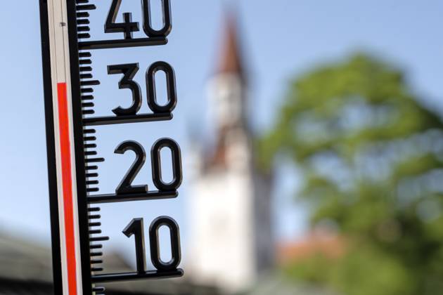 IMAGO Creative, Jahreszeit Sommer, Hitze Rekordhitze am Viktualienmarkt, Thermometer zeigt 35 Grad in der Sonne, Symbolfoto Hitzewelle, Rekordhitze, München, Juni 2025 Deutschland, München, Juni 2025, Rekordhitze, Thermometer zeigt 35 Grad in der Sonne, Sommerhitze in der Innenstadt, am Viktualienmarkt, Symbolfoto Hitzewelle, Wettervorhersage, Wetter, schön,, Sommer, Bayern,