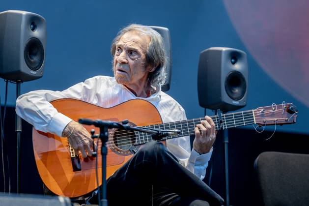 Tribute to guitarist Pepe Habichuela Guitarist Pepe Habichuela, during a tribute to the acclaimed guitarist, Pepe Habichuela, at the Real Jardín Botánico Alfonso XIII, as part of the Noches del Botánico festival, on June 18, 2025, in Madrid Spain A group of musicians led by Josemi Carmona, pays tribute to the guitarist Pepe Habichuela, born in Granada in 1944. He is a key figure in flamenco and a member of one of the most influential guitar sagas, being grandson, son, brother and father of renowned guitarists, His career took off in Madrid in the 1960s, collaborating with greats such as Camarón de la Isla and Juanito Valderrama, and he was awarded the Premio Nacional de Discografía in 1975 The tribute brings together artists such as Sandra Copyright: xRicardoxRubiox 6809406