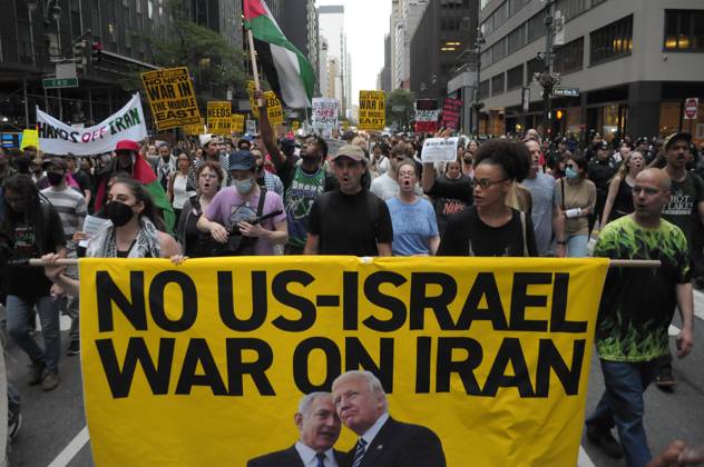 Bilder des Jahres 2025, News 06 Juni News Themen der Woche KW25 News Bilder des Tages No war on Iran rally in New York, US - 18 Jun 2025 Demonstrators hold a banner during a march protesting war against Iran. Demonstrators rallied in Manhattan opposing the Israel Defense Forces airstrikes on Iran. Protesters also condemned the possibility of the United States joining Israel in the war against Iran. Furthermore, protesters criticized the IDF’s military operations in Gaza. The rally occurred as Israel and Iran have been exchanging missile strikes against one another for the past six days. According to American officials, Iran is preparing to attack U.S. military bases in the Middle East if the U.S. joins Israel’s war against Iran. New York United States Copyright: xJiminxKimx xSOPAxImagesx JKIM_no_war_on_iran_rally_nyc_jun_18_25_DSC7322.jpeg