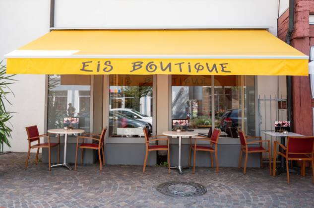 Bad Saulgau Eisdiele,Eis Boutique,in Bad Saulgau Die Eisdiele - Eis Boutique - lädt mit ihrer gelben Markise und mehreren Außentischen zum Verweilen in der Innenstadt von Bad Saulgau ein. Der gastronomische Betrieb bietet in der warmen Jahreszeit Eis und Getränke im Außenbereich an. Copyright: xEibner-Pressefotox EP_EER