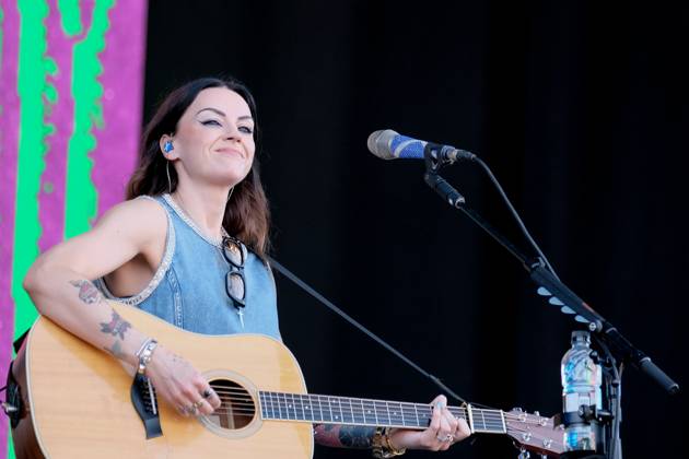 Entertainment Bilder des Tages June 20, 2025, Newport, United Kingdom: Scottish singer songwriter Amy Elizabeth Macdonald, performing live on stage at the Isle of Wight Festival. Newport United Kingdom - ZUMAs197 20250620_aaa_s197_120 Copyright: xDawnxFletcher-Parkx