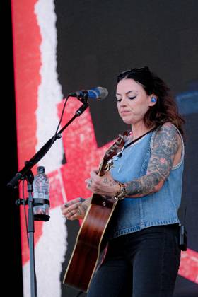 June 20, 2025, Newport, United Kingdom: Scottish singer songwriter Amy Elizabeth Macdonald, performing live on stage at the Isle of Wight Festival. Newport United Kingdom - ZUMAs197 20250620_aaa_s197_121 Copyright: xDawnxFletcher-Parkx