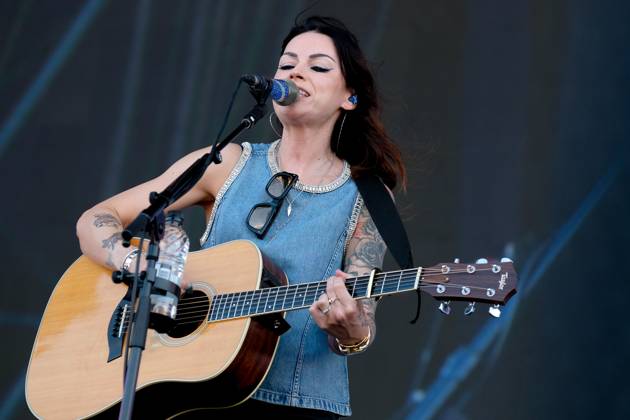 June 20, 2025, Newport, United Kingdom: Scottish singer songwriter Amy Elizabeth Macdonald, performing live on stage at the Isle of Wight Festival. Newport United Kingdom - ZUMAs197 20250620_aaa_s197_126 Copyright: xDawnxFletcher-Parkx